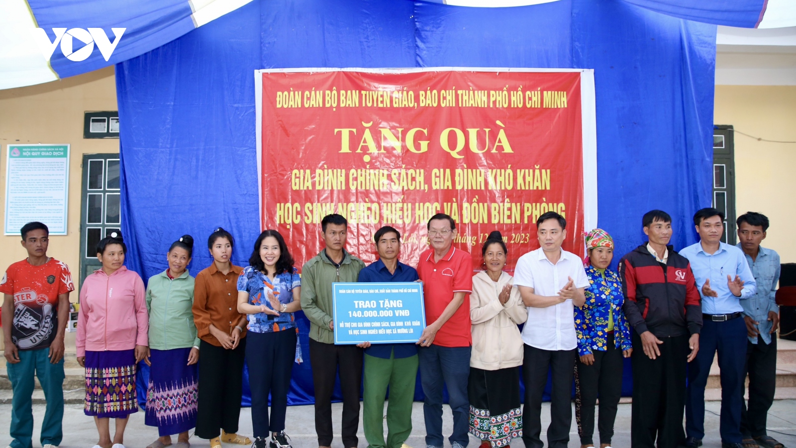 Đoàn cán bộ Tuyên giáo, báo chí, xuất bản TP.HCM tặng quà hộ nghèo tại Điện Biên