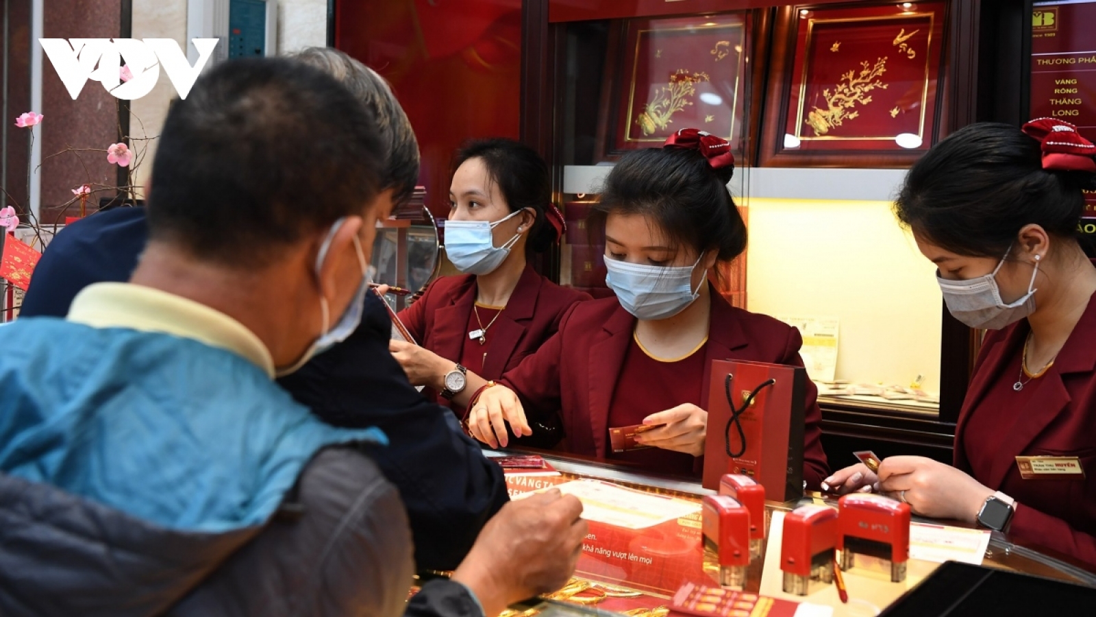 Giá vàng biến động mạnh, nhà đầu tư cần làm gì lúc này?