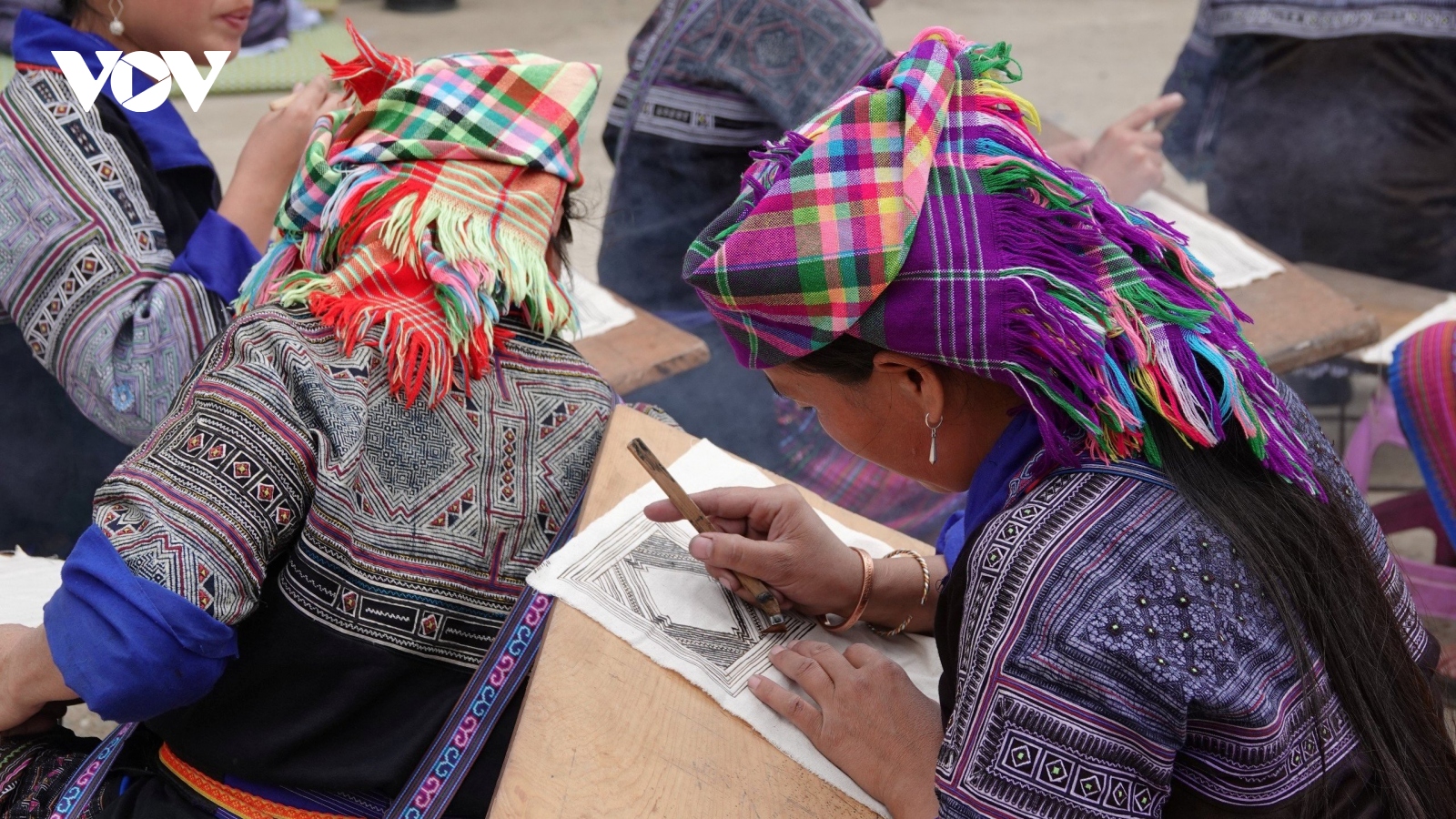 Những nữ "họa sĩ" tạo hoa văn trên vải bằng sáp ong nơi non cao