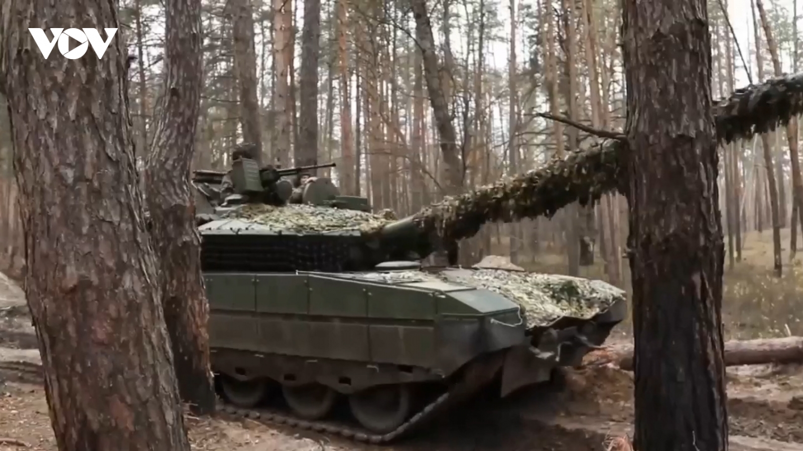 Xe tăng T-80 BVM của Nga khai hỏa tại mặt trận Krasny Liman