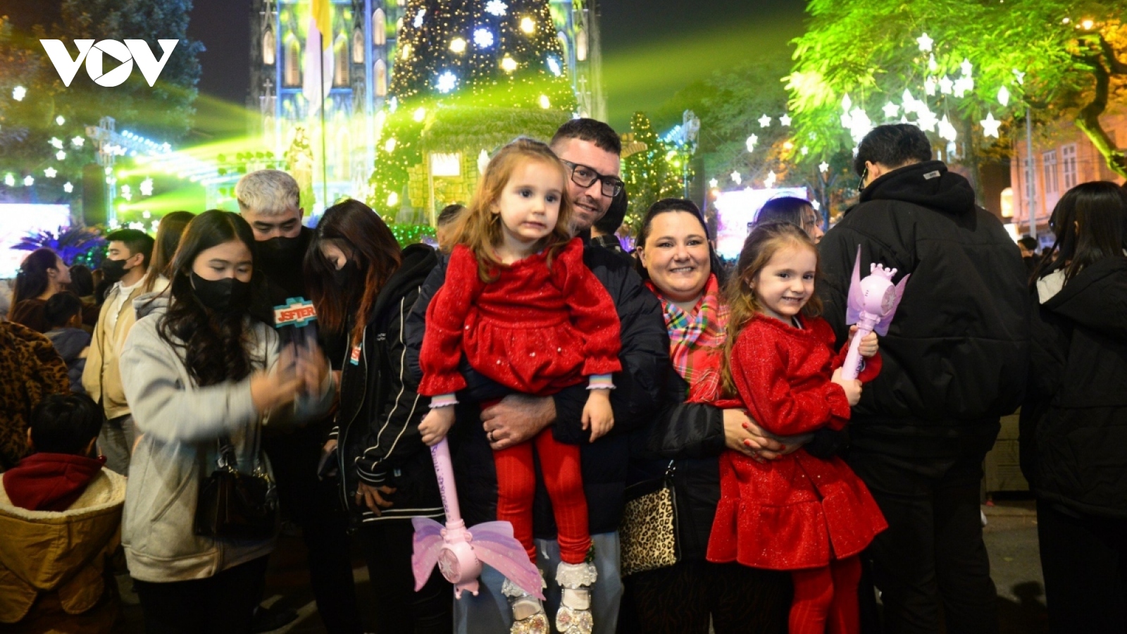 Foreigners enjoy warm Christmas in Vietnam