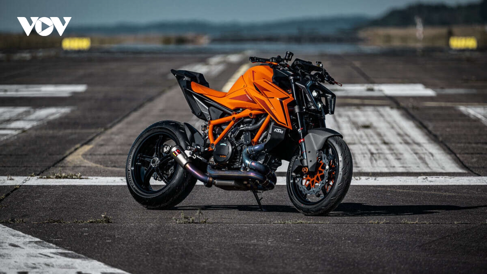 KTM 1390 Super Duke R 2024 "lột xác" trở thành mẫu mô tô mạnh mẽ nhất của hãng