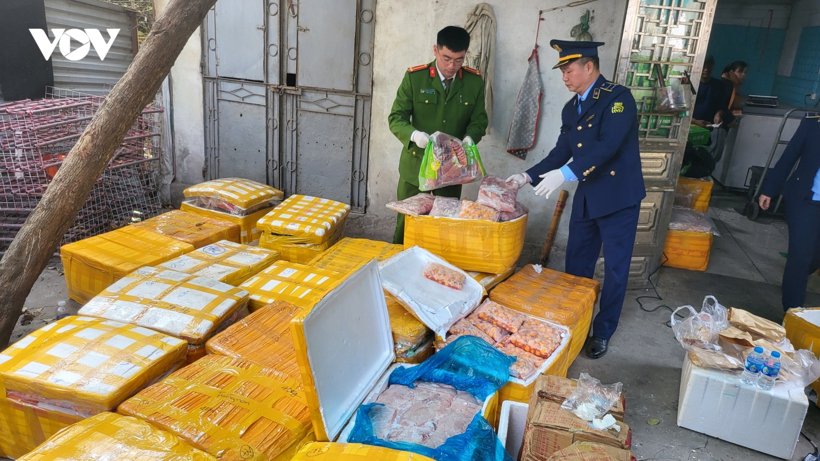 Phát hiện hơn 1 tấn lòng lợn, tràng trứng, chân gà bẩn ở Bắc Từ Liêm, Hà Nội