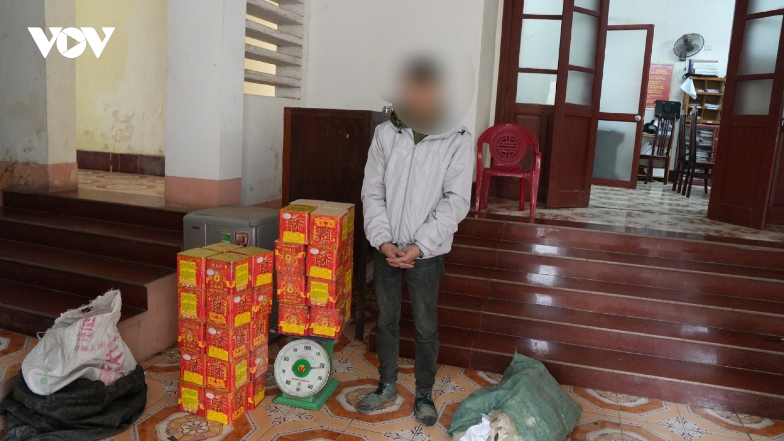 Bắt giữ nam thanh niên vận chuyển trái phép 2 tải pháo nổ gần biên giới