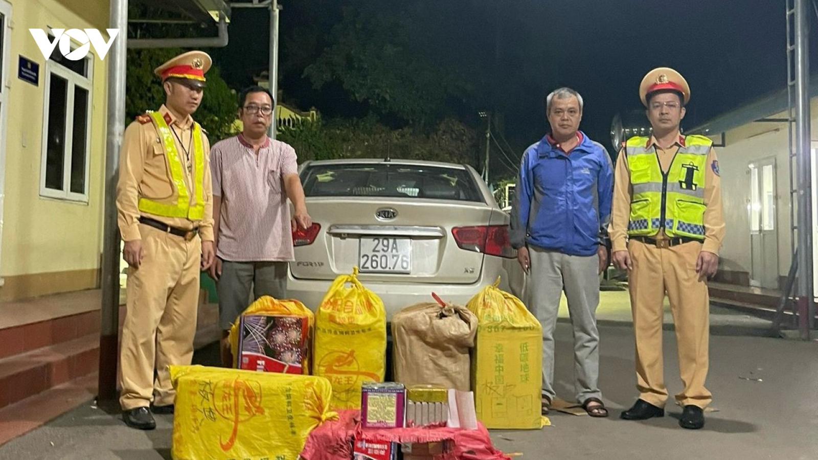 Liên tiếp bắt giữ 2 vụ vận chuyển pháo, vật liệu nổ trái phép