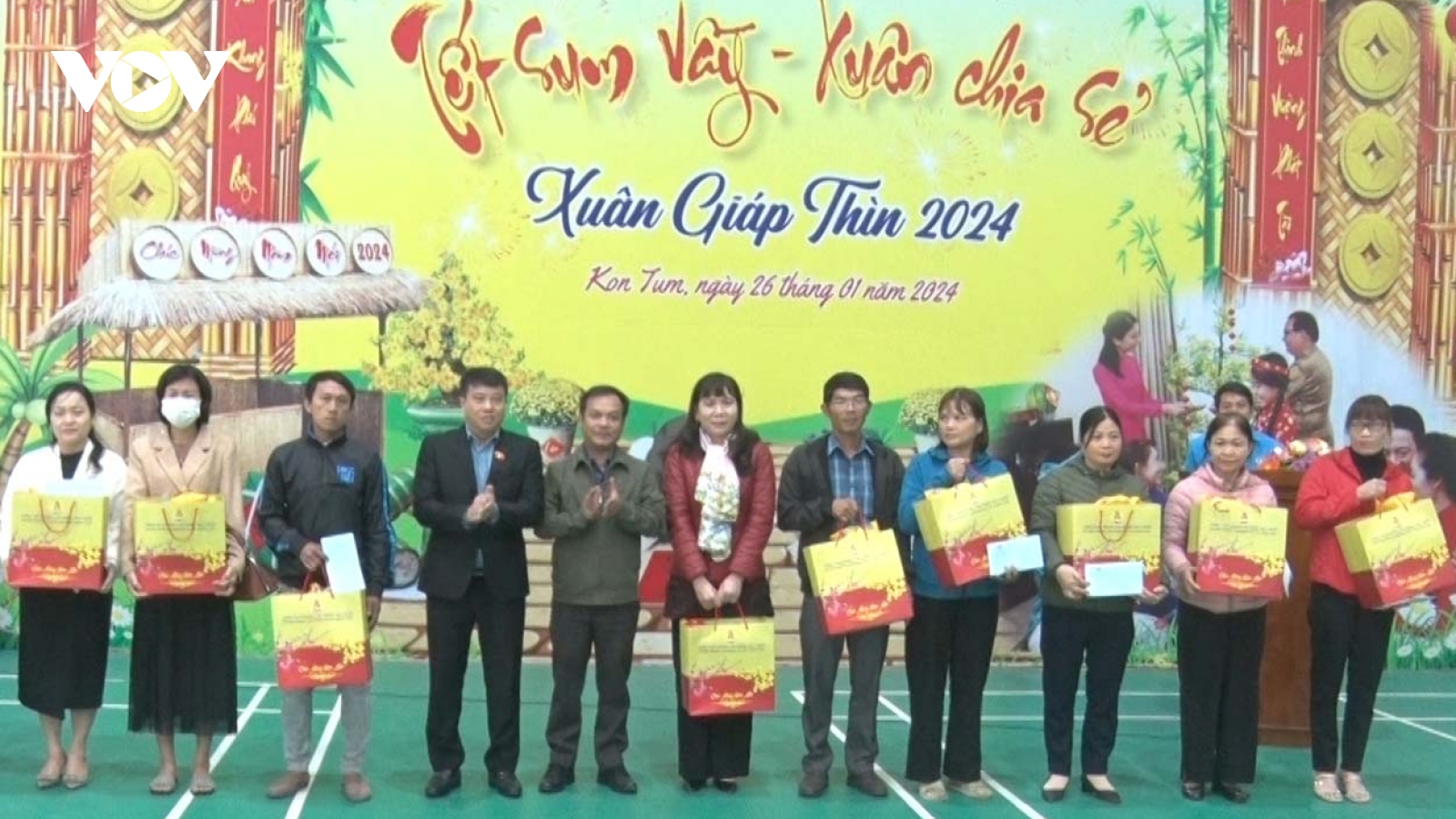 Chủ tịch Hội đồng Dân tộc Quốc hội tặng quà Tết ở tỉnh Kon Tum
