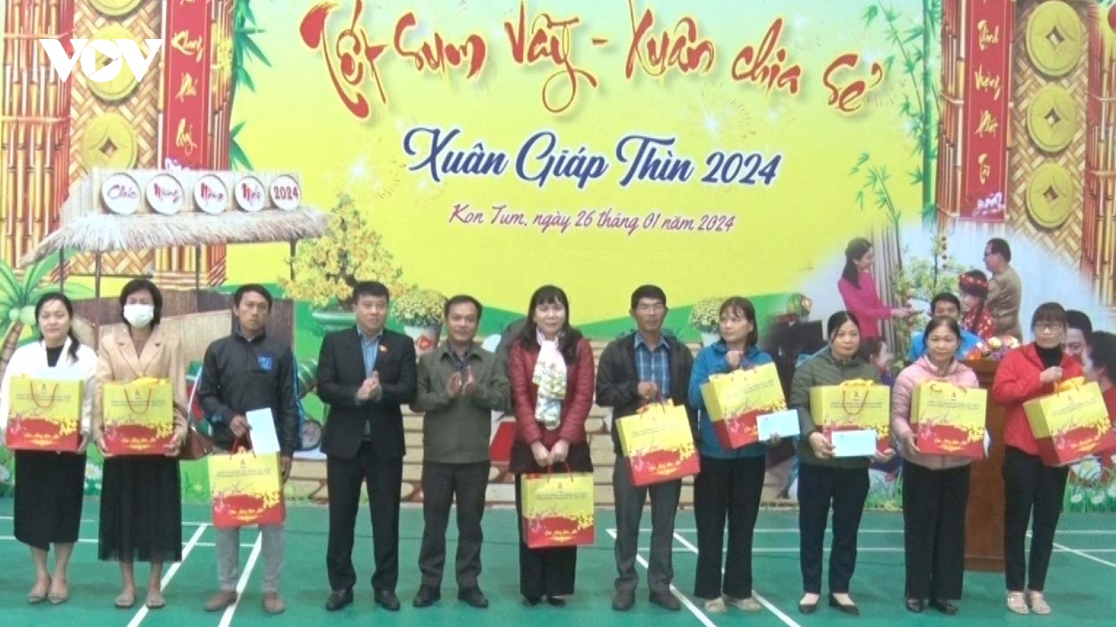 Chủ tịch Hội đồng Dân tộc Quốc hội tặng quà Tết ở tỉnh Kon Tum