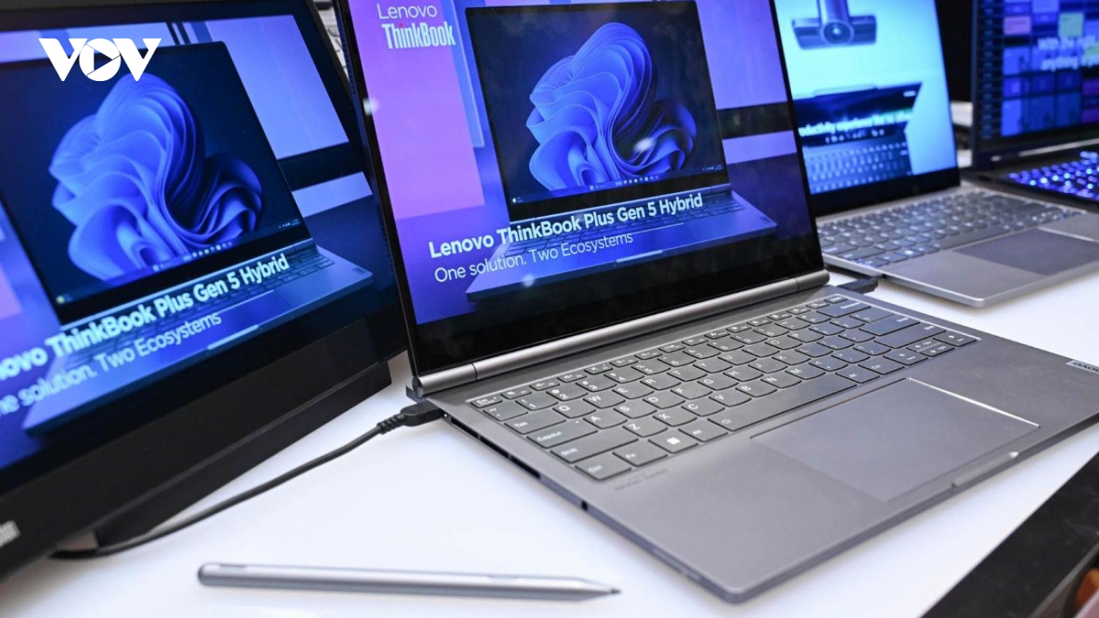 Lenovo công bố laptop lai độc lạ chạy hệ điều hành kép tại CES 2024