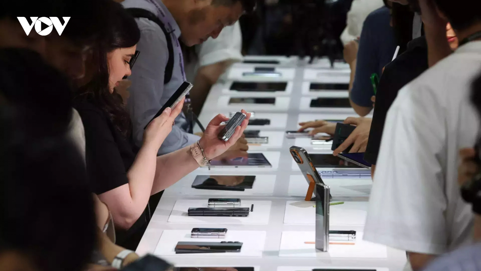 Samsung và Huawei khiến iPhone mất thế trong phân khúc smartphone cao cấp