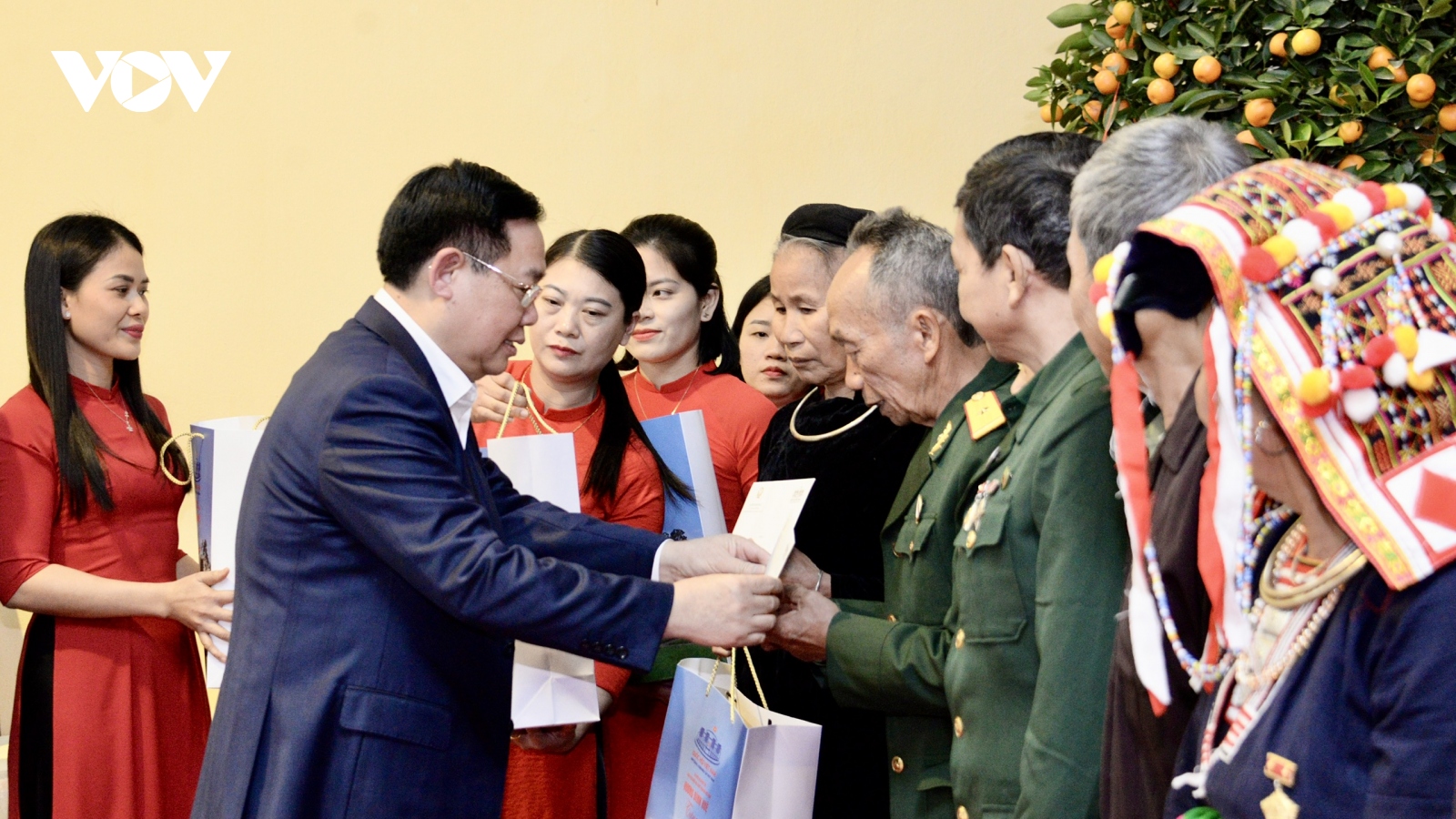 Chủ tịch Quốc hội tặng quà Tết hộ nghèo, công nhân khó khăn ở Yên Bái