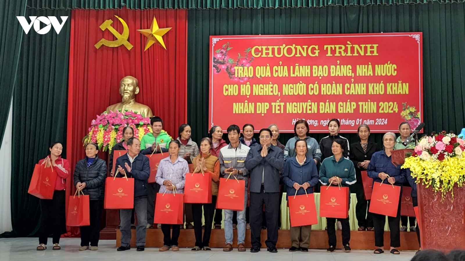 Thủ tướng thăm, tặng quà cho người nghèo tại tỉnh Hải Dương