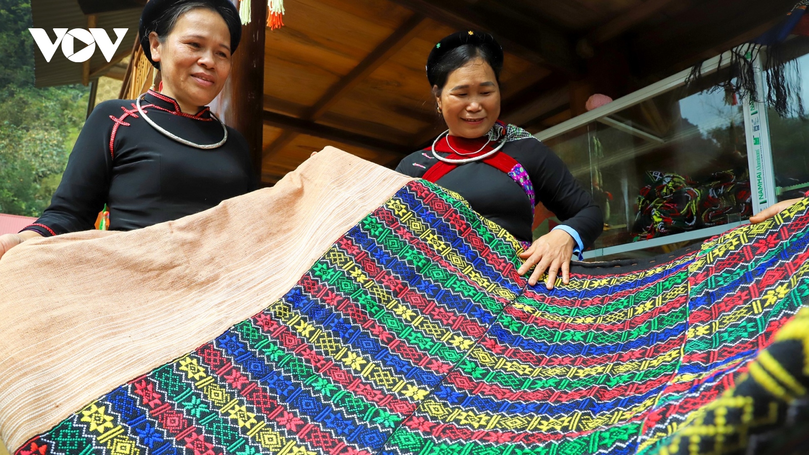Tất bật khâu còn, dệt thổ cẩm chuẩn bị hội Lồng Tông