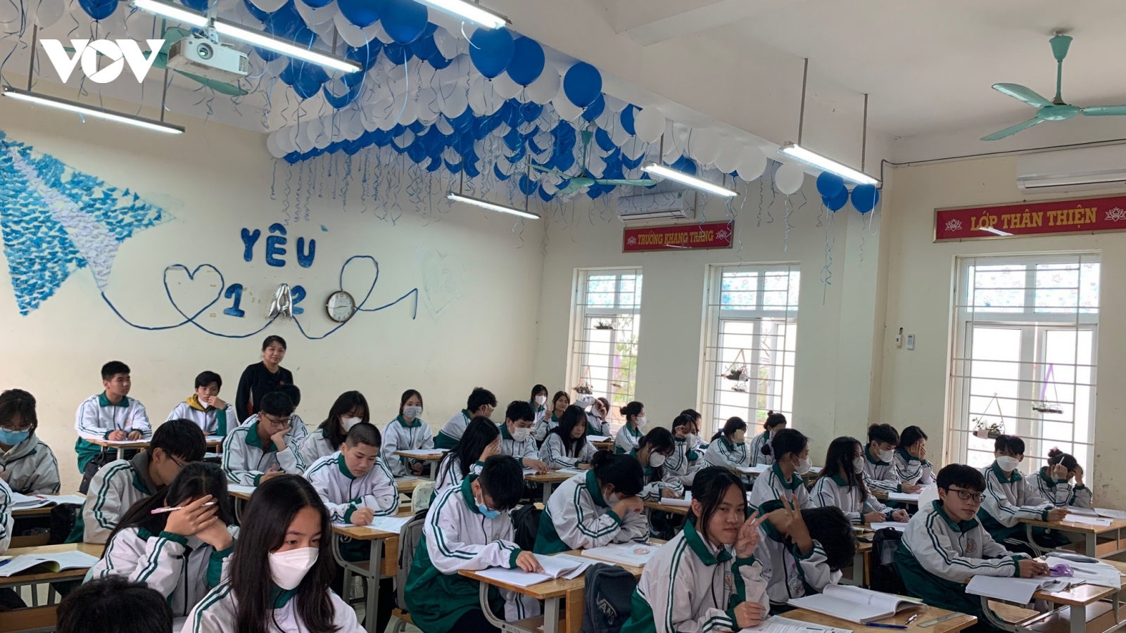 Hiệu trưởng nói gì về việc nữ sinh bị cắt rách quần khi không mặc đồng phục?