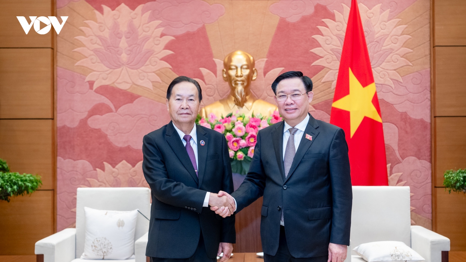 Chủ tịch Quốc hội Vương Đình Huệ tiếp Phó Chủ tịch Quốc hội Lào