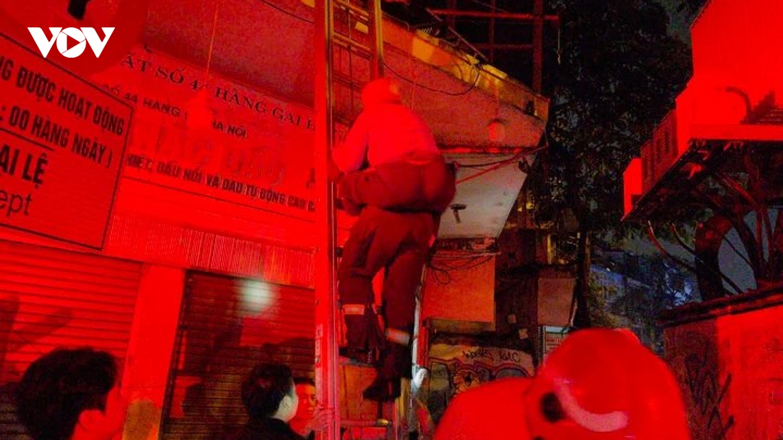 Cảnh sát bắc thang, cõng 2 người già thoát khỏi căn nhà bốc cháy lúc rạng sáng