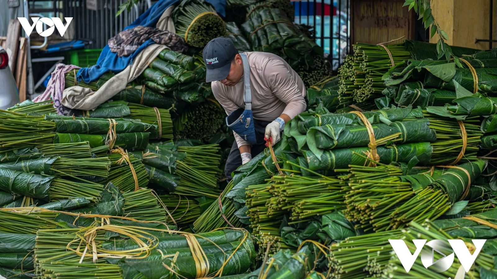 Nhộn nhịp chợ lá dong những ngày cận Tết