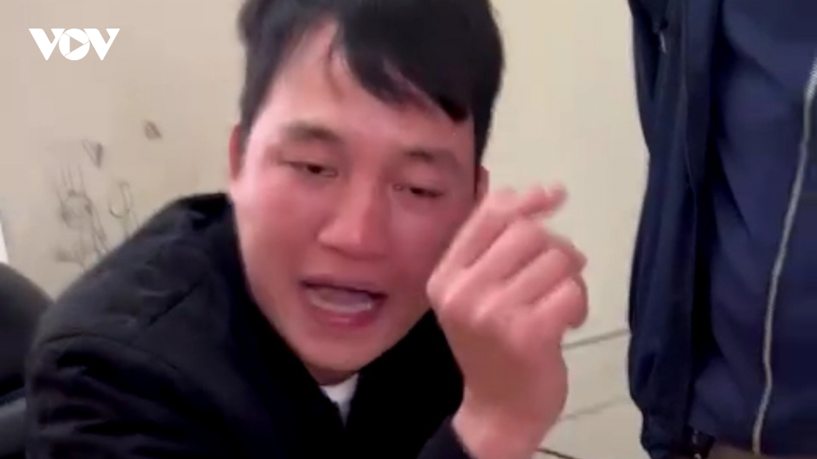 Tạm giữ thanh niên cản trở chốt kiểm tra nồng độ cồn
