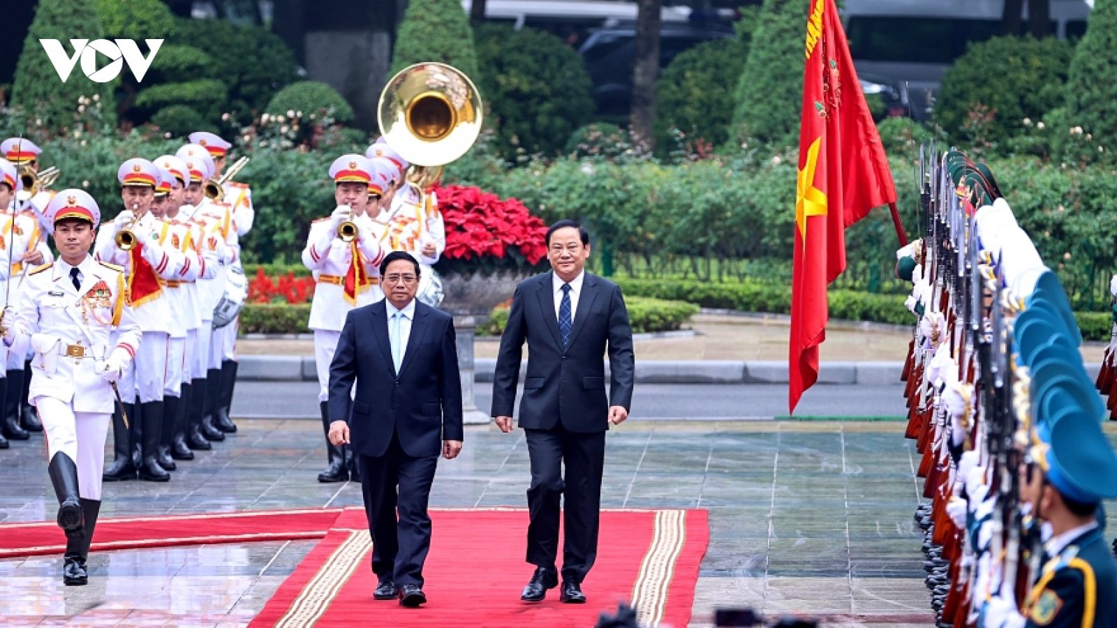 Lao PM Sonexay Siphandone warmly welcomed in Hanoi on official visit