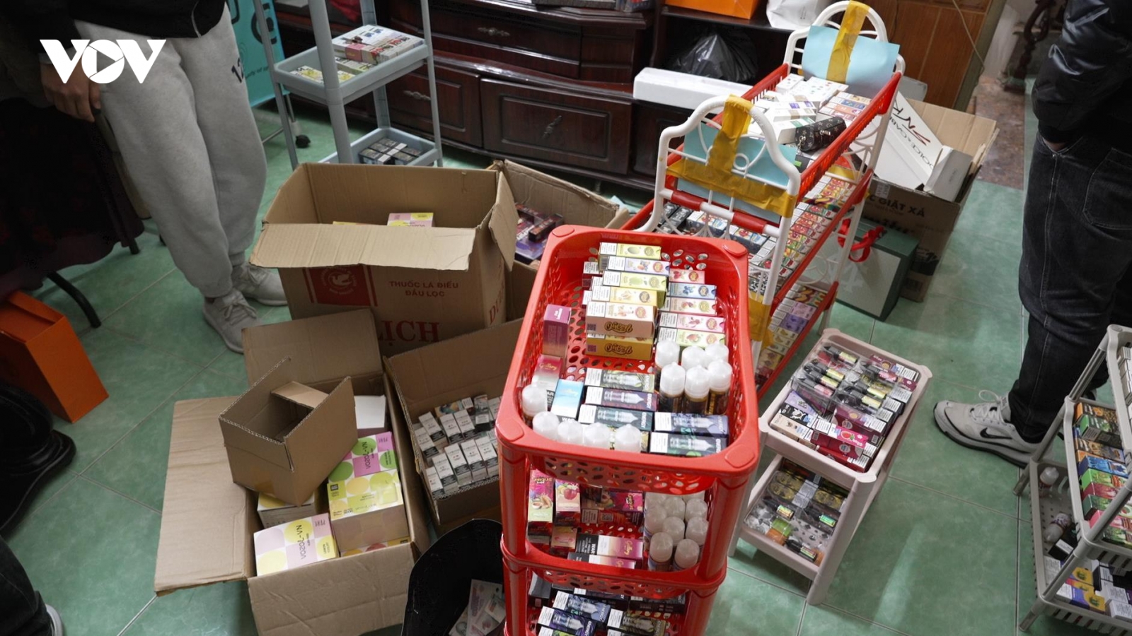 Cao Bằng bắt giữ 2 đối tượng mua bán hàng trăm lọ tinh dầu thuốc lá điện tử