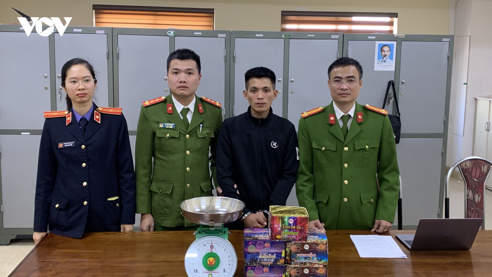Bị bắt giữ vì mua pháo trái phép trên mạng xã hội
