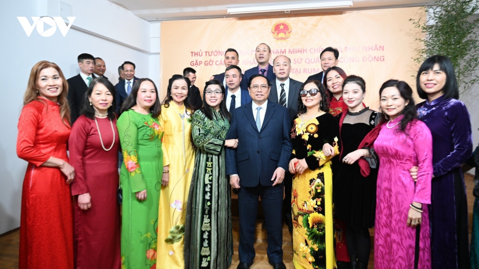 Prime Minister meets Vietnamese expatriates in Romania