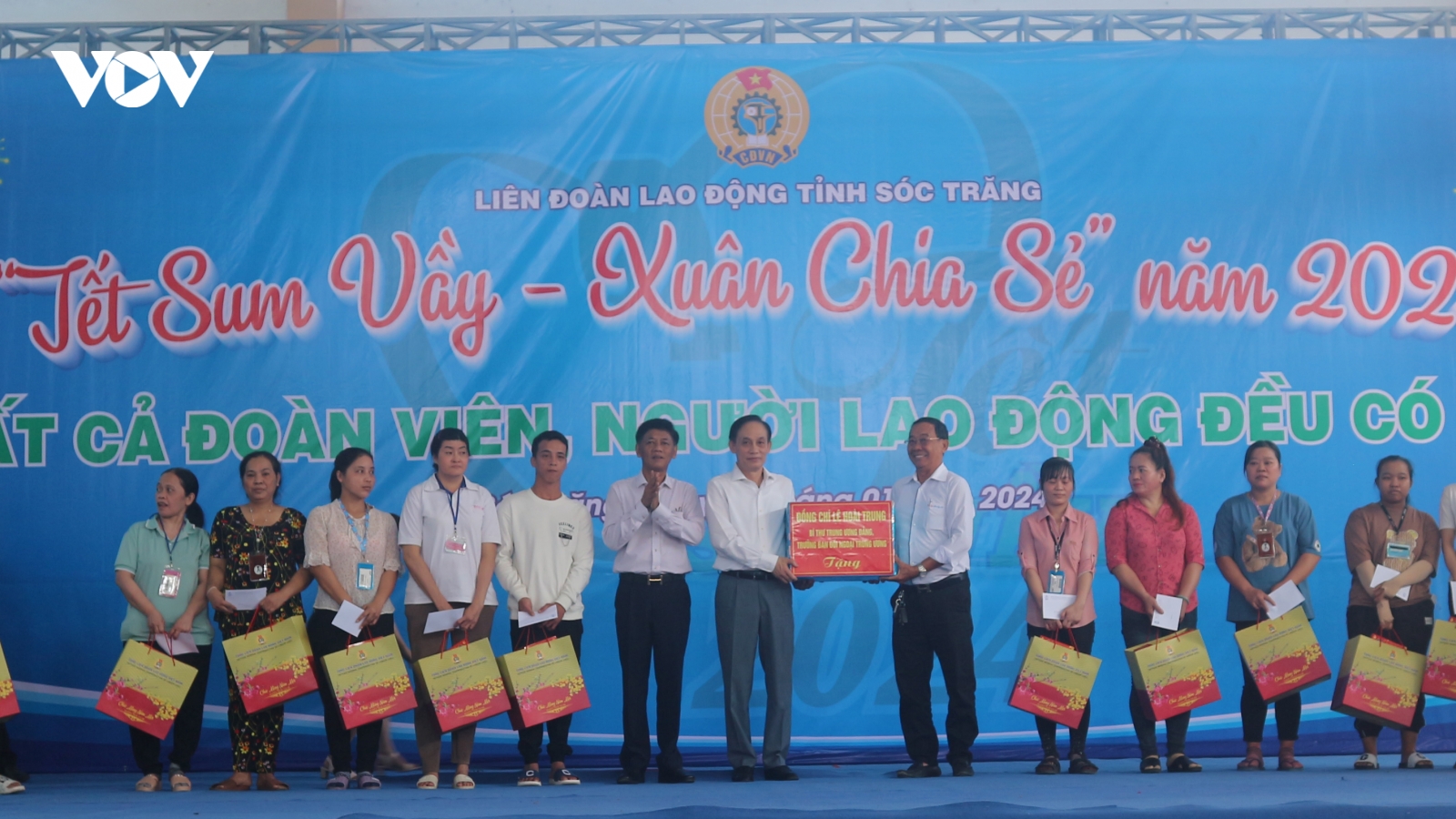 Ông Lê Hoài Trung chúc Tết, tặng quà công nhân lao động nghèo tại Sóc Trăng