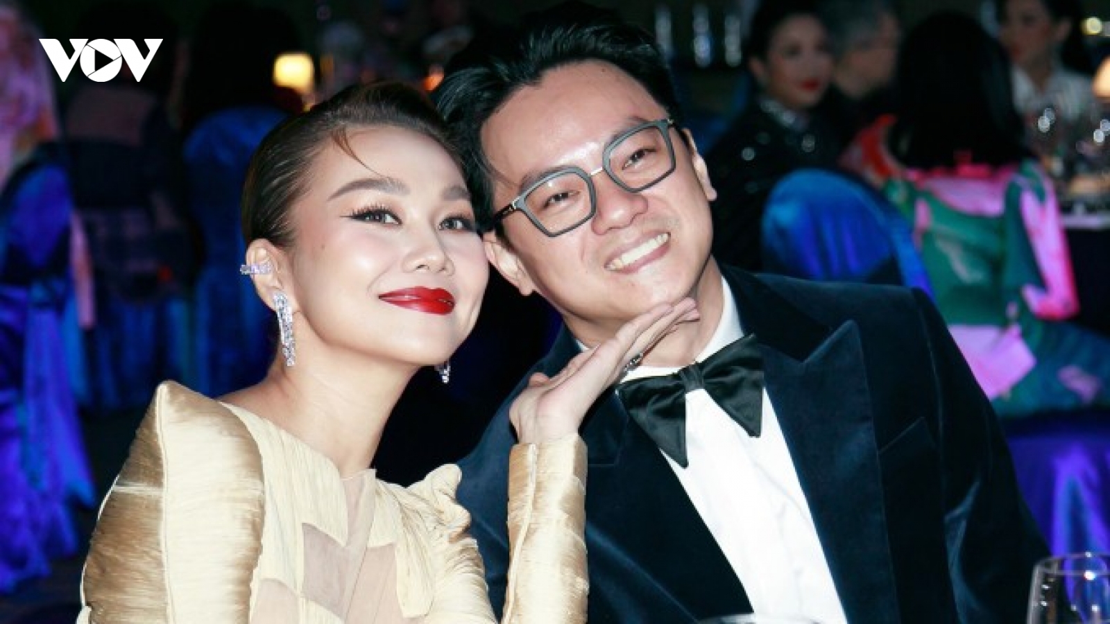 Chuyện showbiz: Siêu mẫu Thanh Hằng tình tứ với chồng, khoe "tin vui"