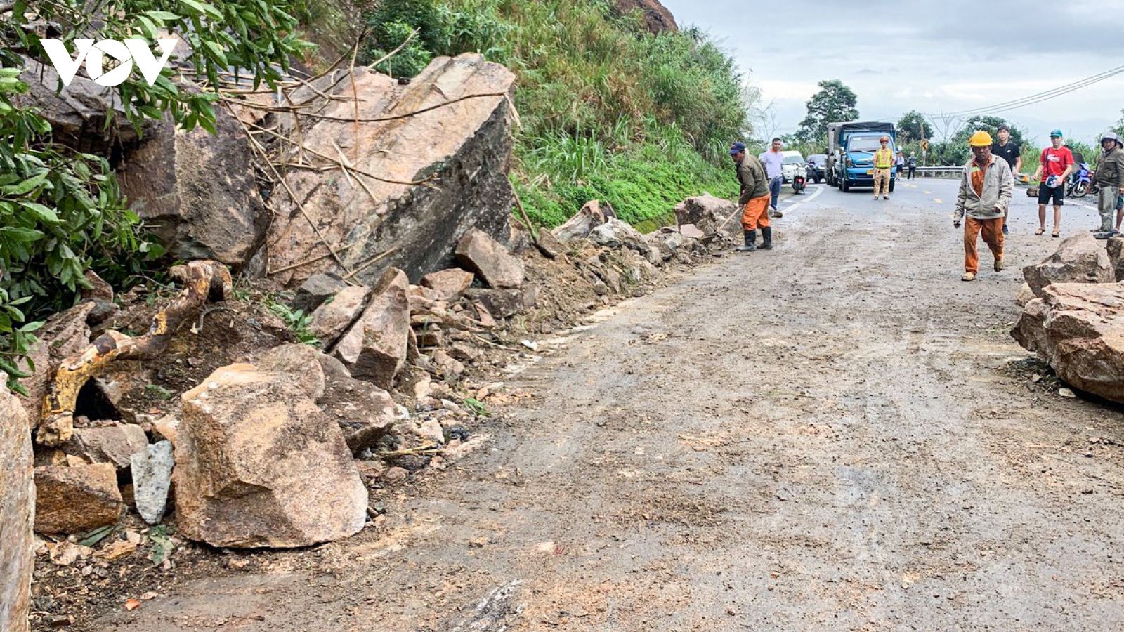 Đèo Khánh Lê sạt lở, đường nối Nha Trang - Đà Lạt ách tắc