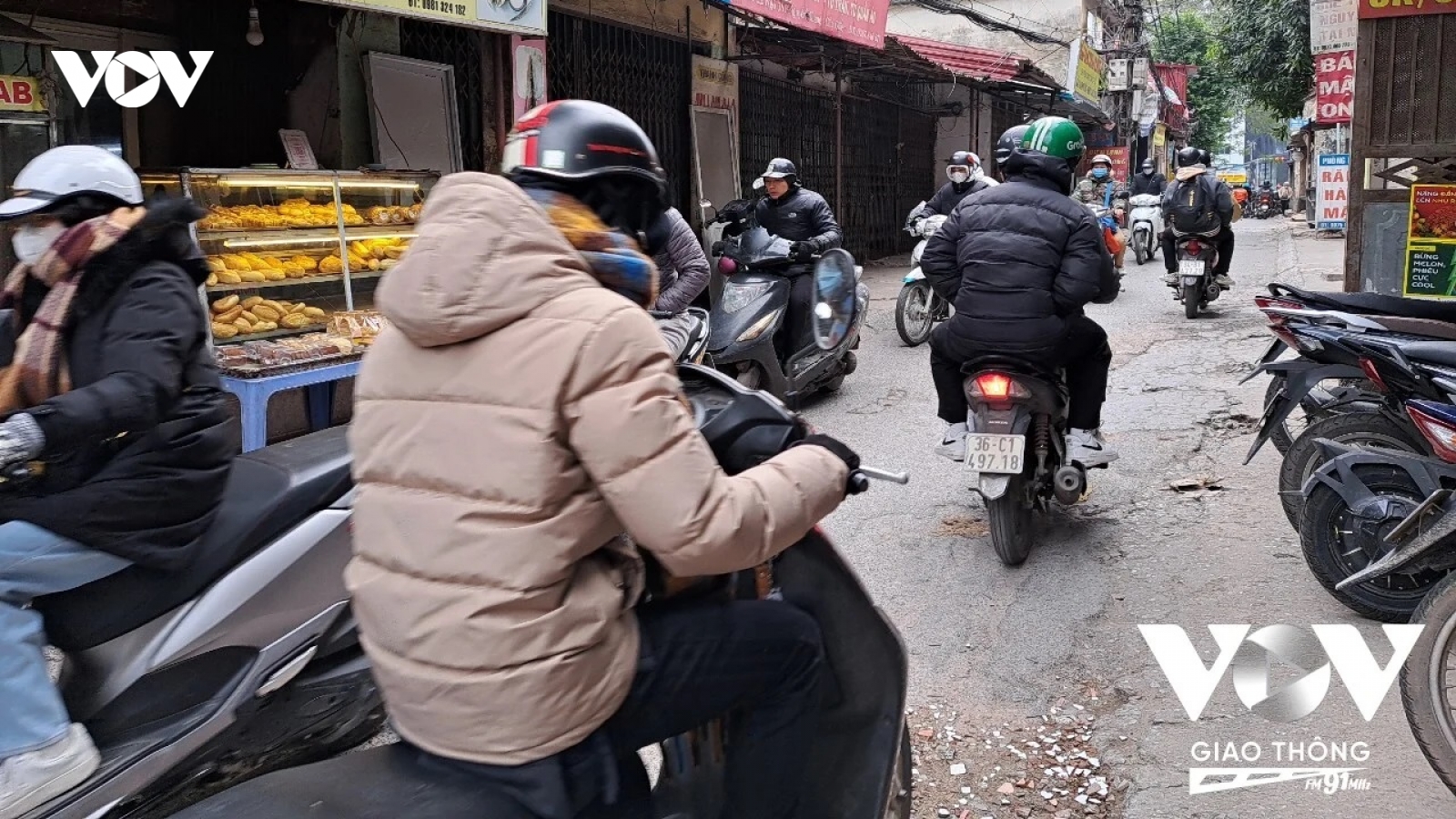 Người dân “than trời” vì đường xuống cấp