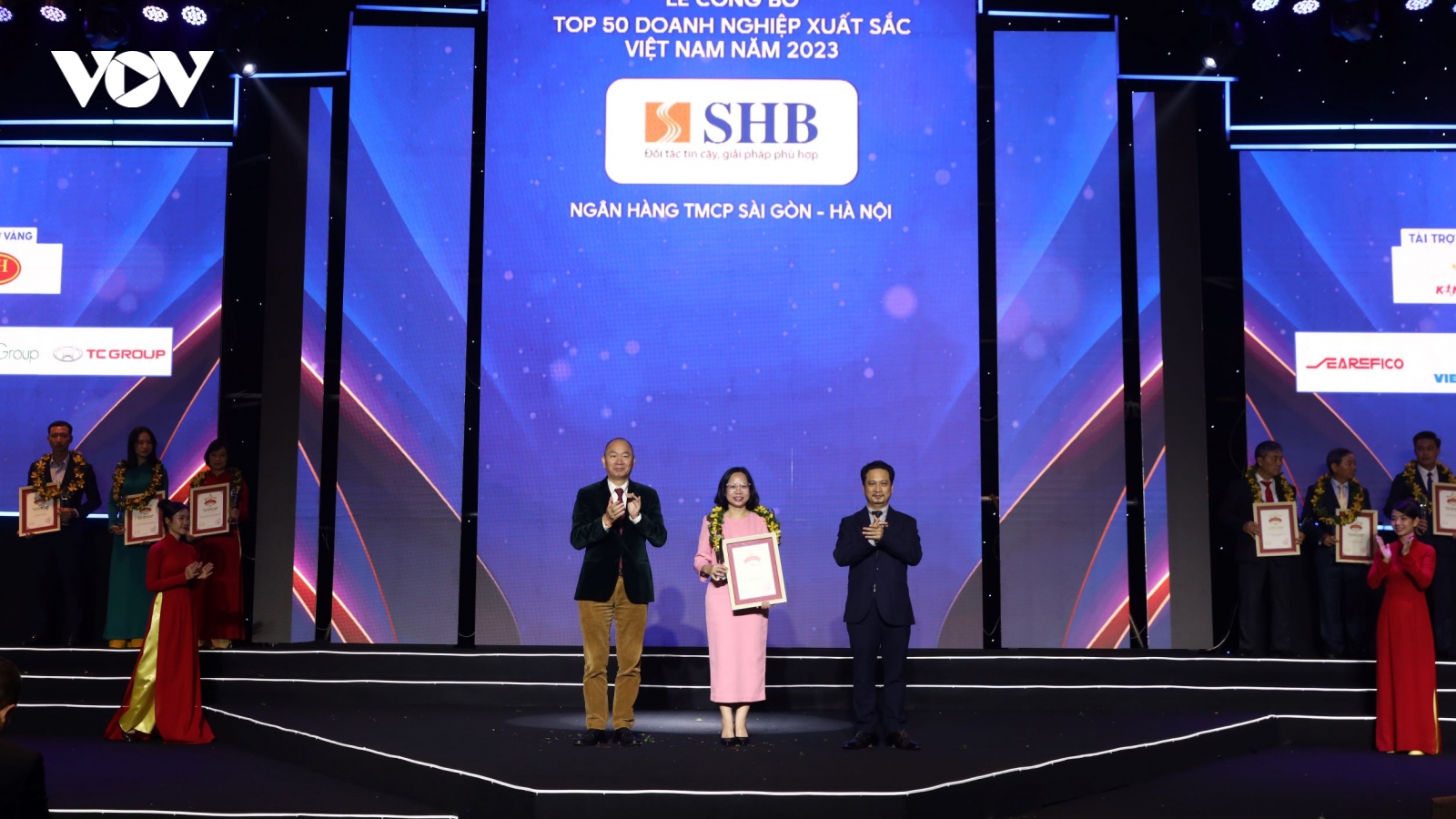 SHB 5 năm liên tiếp được vinh danh “Top 50 doanh nghiệp xuất sắc nhất Việt Nam”