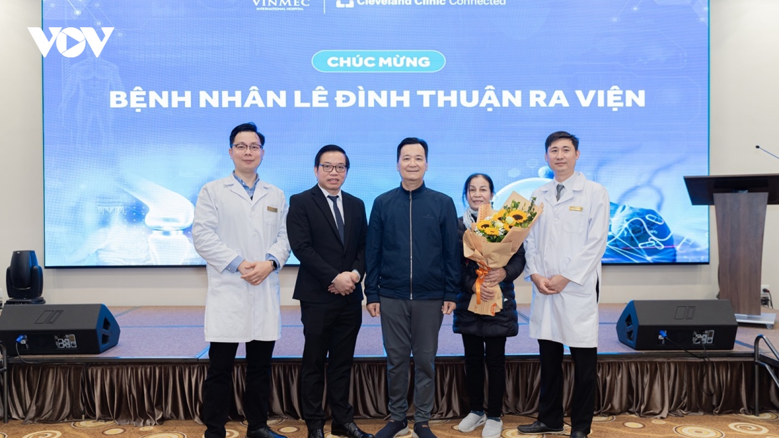 Ca phẫu thuật “2 trong 1” thay cả xương chậu và xương đùi cho bệnh nhân ung thư