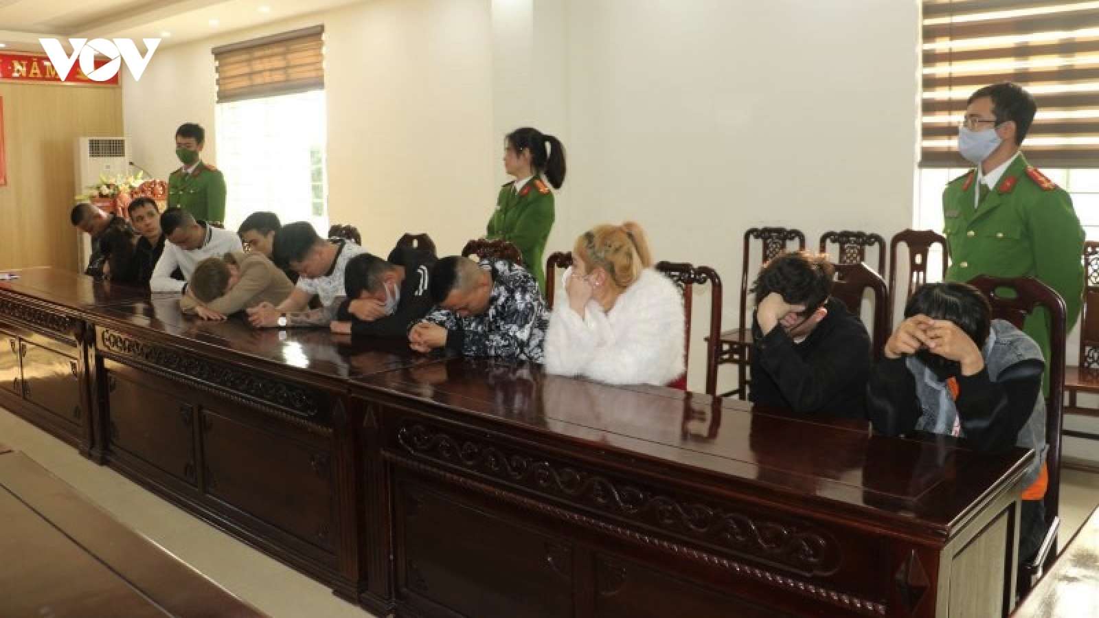 Đột kích phòng karaoke phát hiện nhóm nam nữ đang “mở tiệc ma túy”