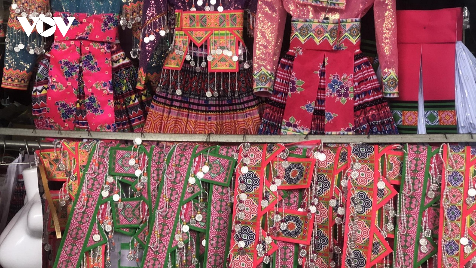 Phụ nữ bản Mông góp sức gìn giữ trang phục truyền thống dân tộc