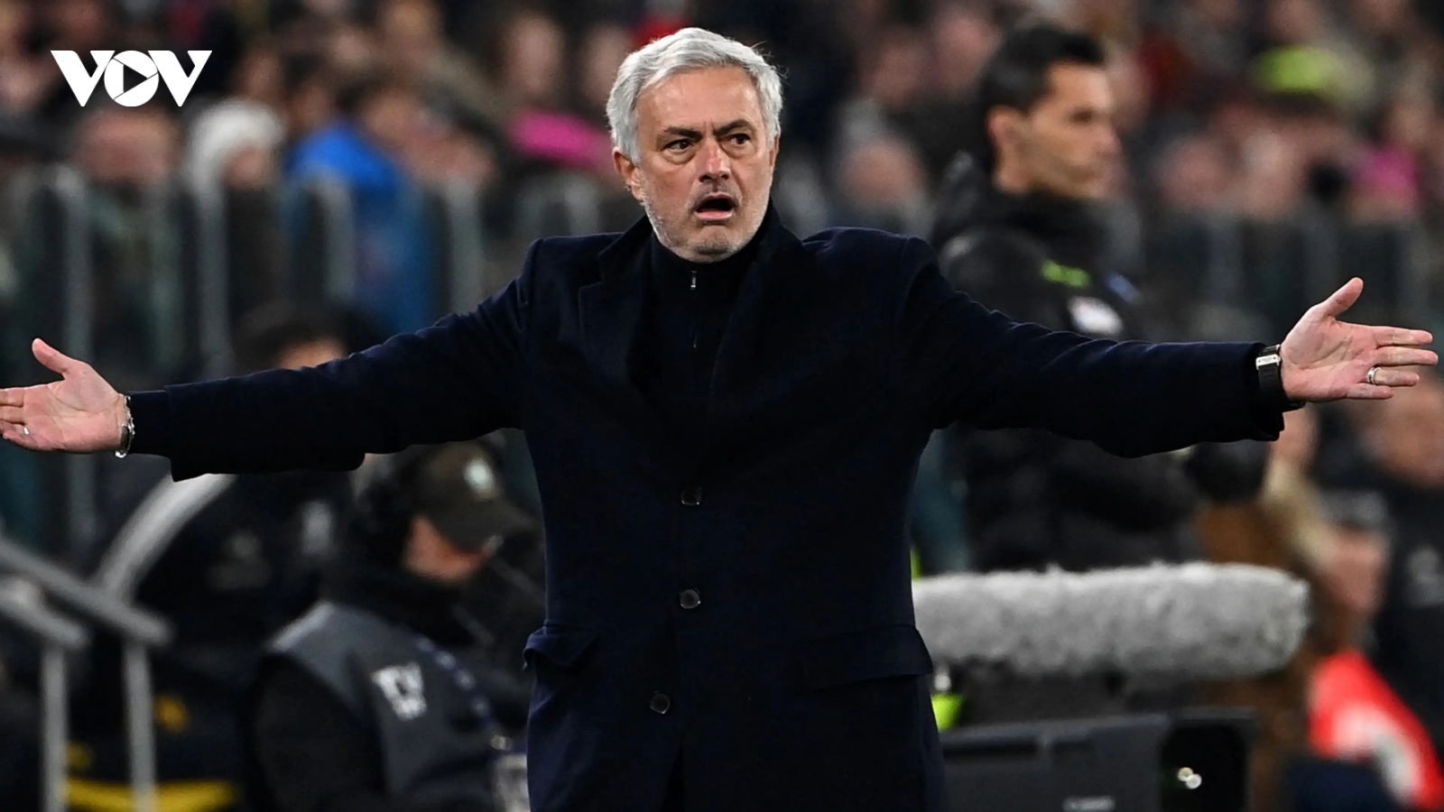 AS Roma chính thức sa thải HLV Jose Mourinho