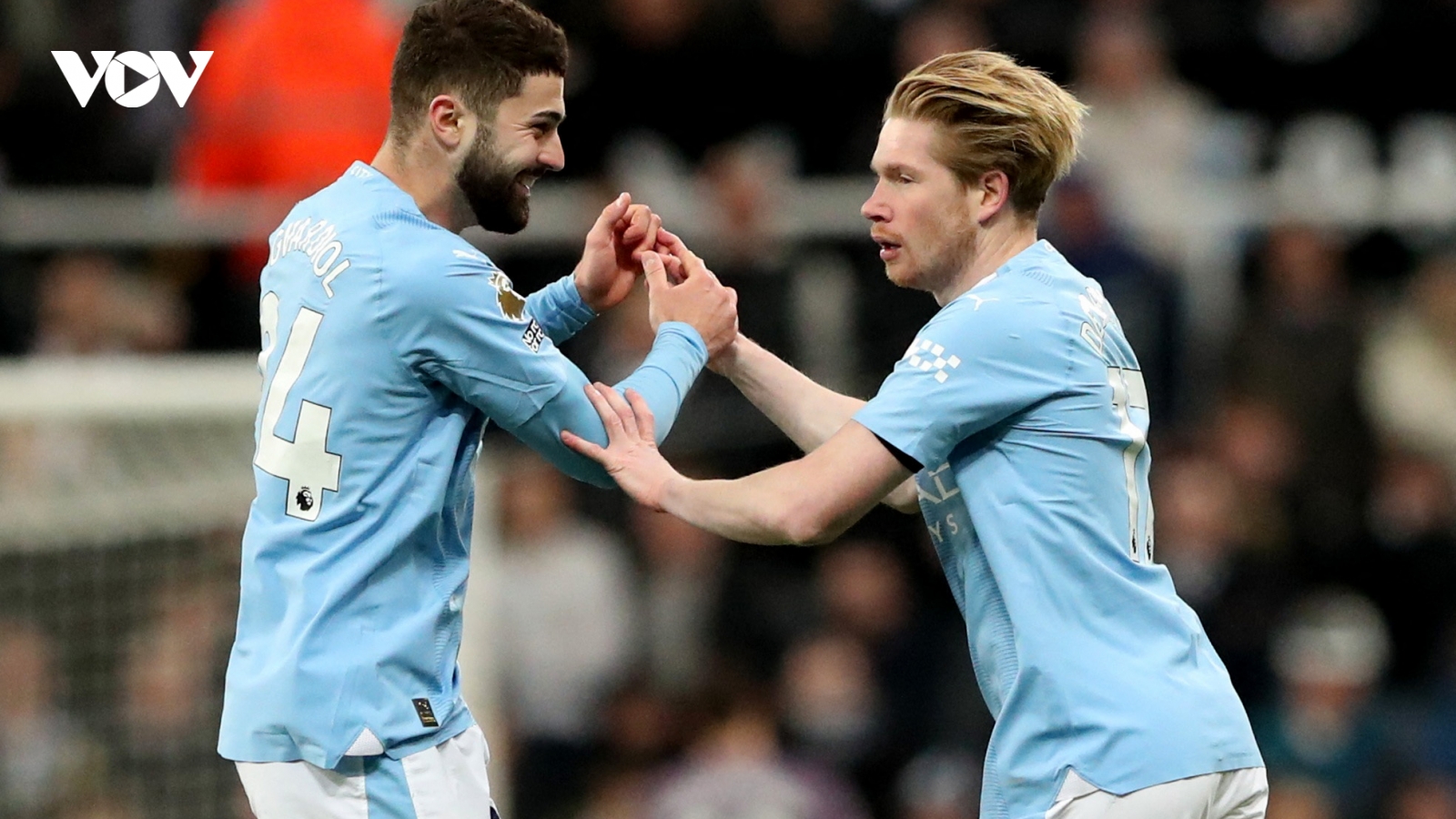 Bảng xếp hạng Ngoại hạng Anh mới nhất: Man City áp sát ngôi đầu