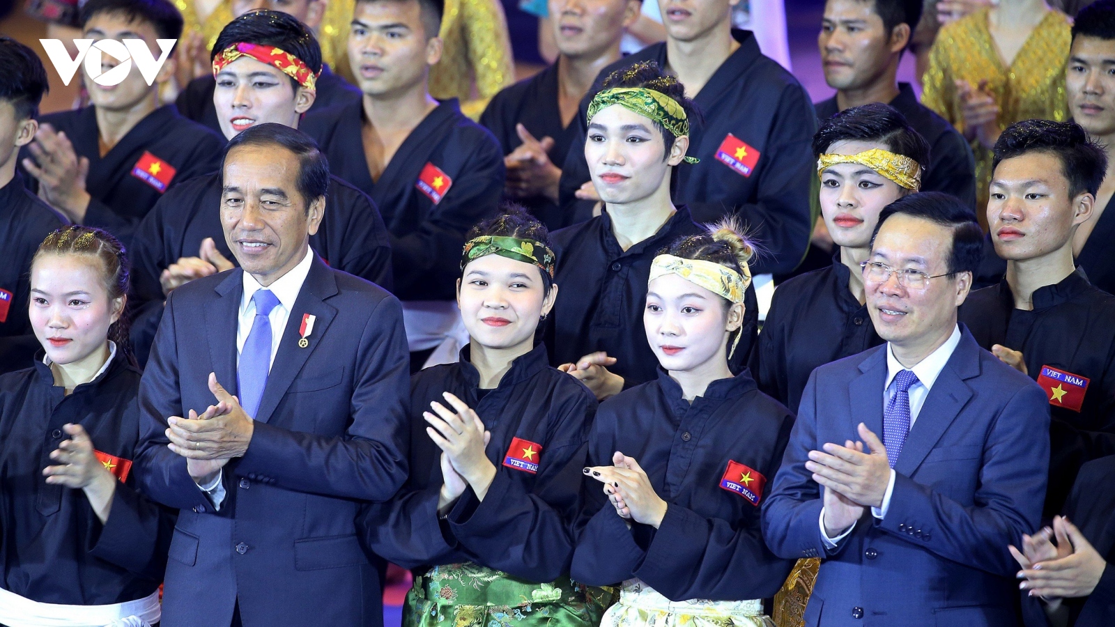 Tổng thống Indonesia và Chủ tịch nước Võ Văn Thưởng cùng xem biểu diễn võ thuật