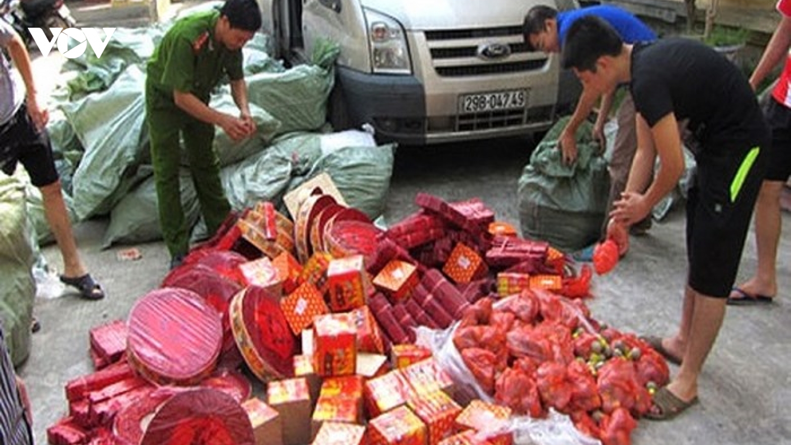 Mua bán pháo nổ là mua bán hàng cấm