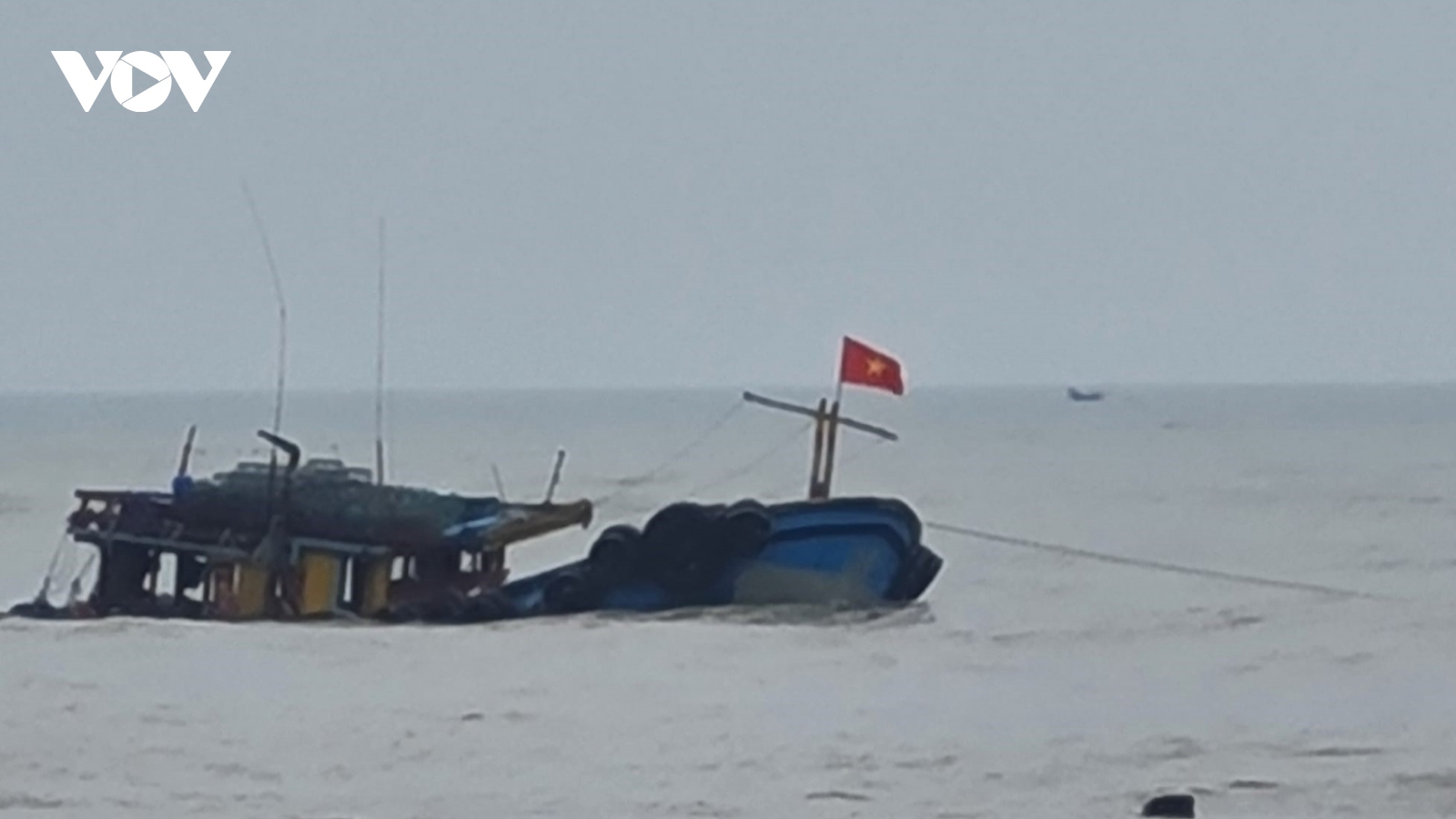 Hai tàu cá Quảng Bình chìm trên biển: Tìm thấy 1 thi thể mắc kẹt trong thân tàu