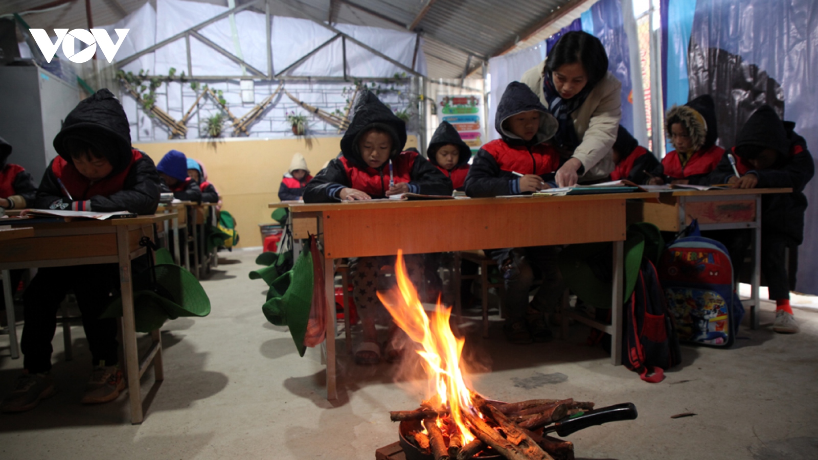 Nhiệt độ giảm sâu, học sinh Lai Châu bám trường trong giá rét
