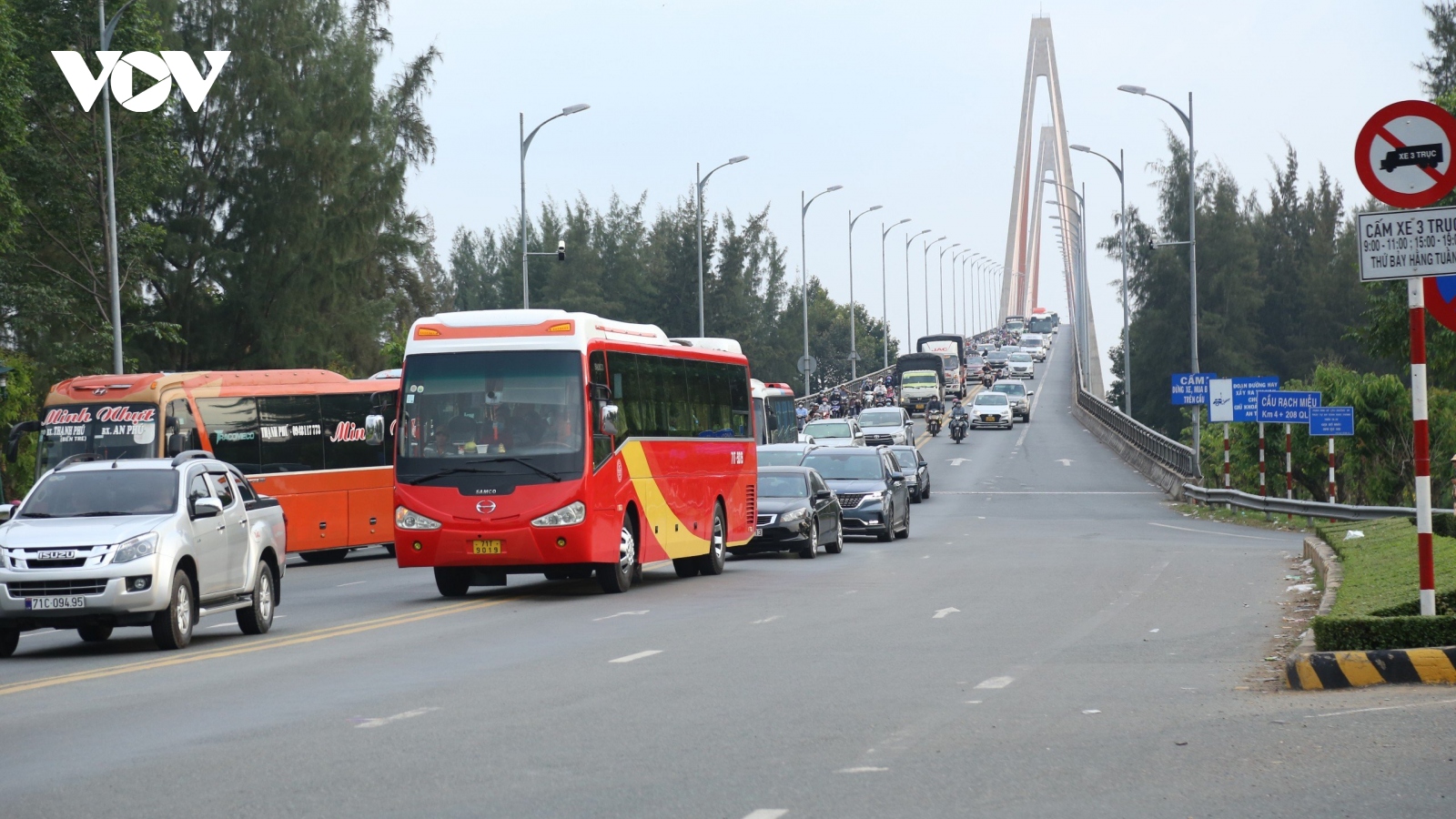 Bến Tre hạn chế phương tiện trọng tải lớn qua cầu Rạch Miễu tránh ùn tắc