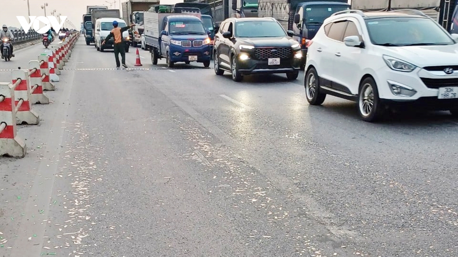 Hàng chục ô tô thủng lốp trên cầu Thanh Trì: Thủ phạm vẫn hoành hành?