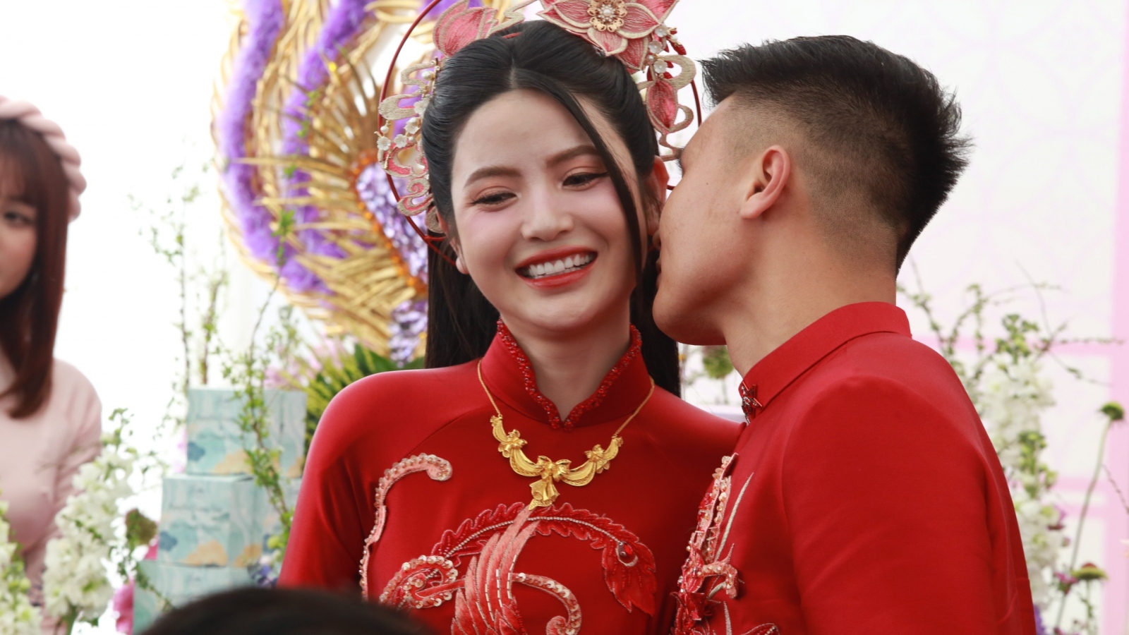 Quang Hải và cô dâu Chu Thanh Huyền rạng rỡ trong ngày ăn hỏi