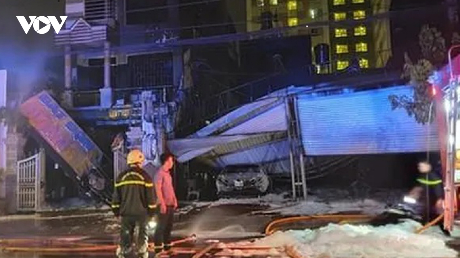 Cửa hàng phụ tùng, lốp xe bốc cháy, thiêu rụi nhiều tài sản giá trị