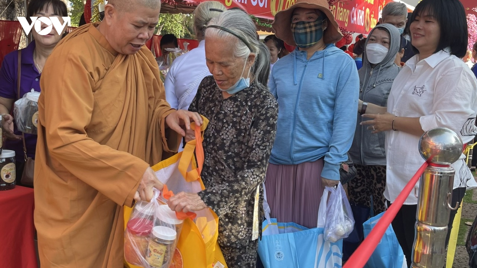 Ấm áp phiên chợ tết "0 đồng"