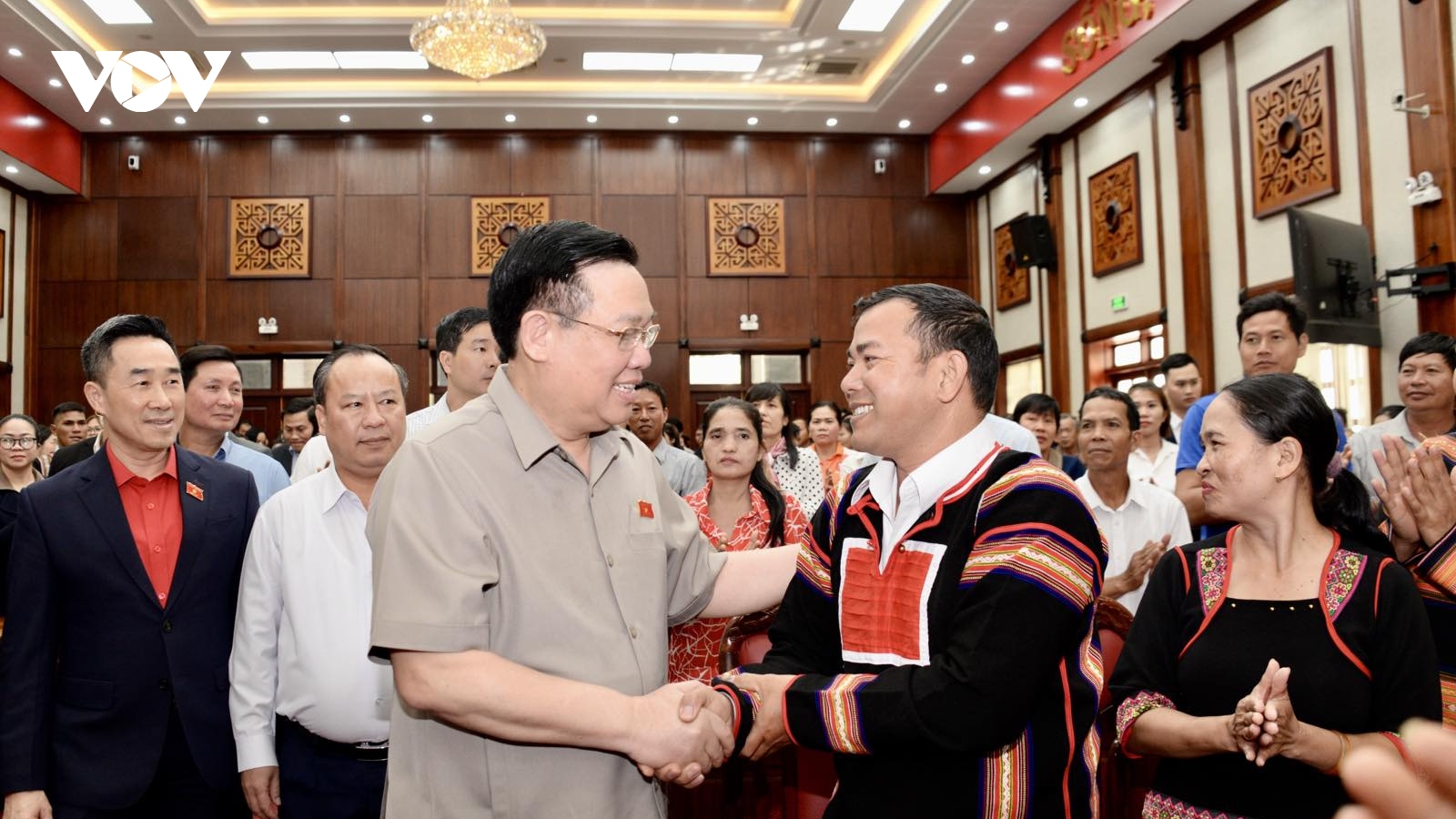 Chủ tịch Quốc hội thăm hỏi, tặng quà gia đình chính sách tỉnh Gia Lai