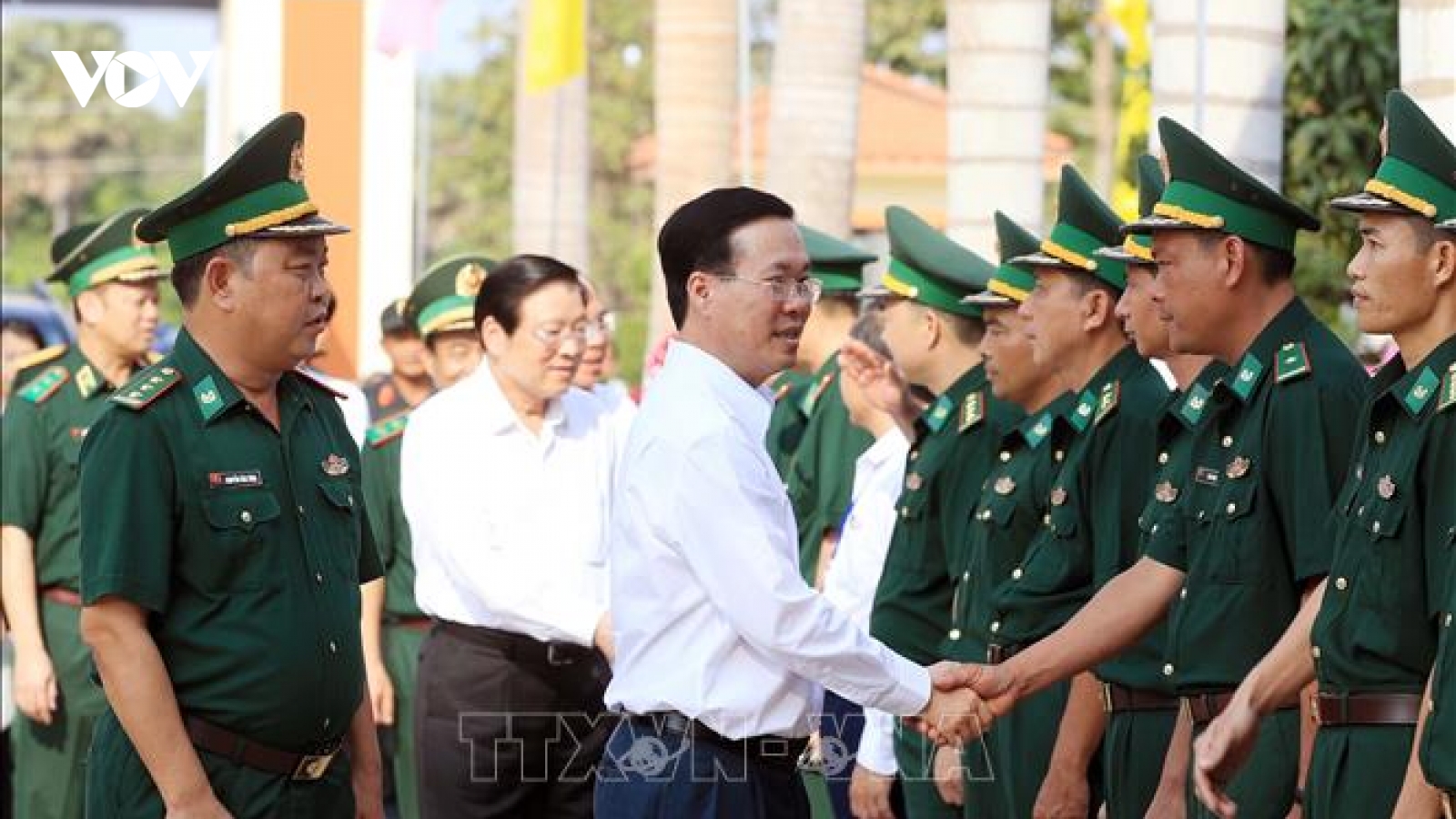 Chủ tịch nước thăm, chúc Tết quân và dân khu vực Cửa khẩu quốc tế Hà Tiên