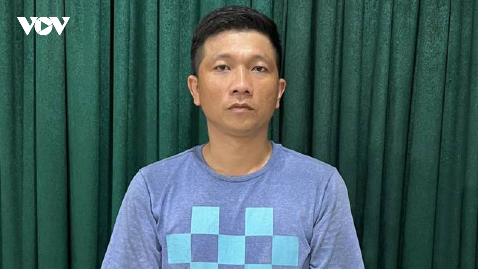 Cô gái bị giật điện thoại khi đang ngồi uống nước với bạn
