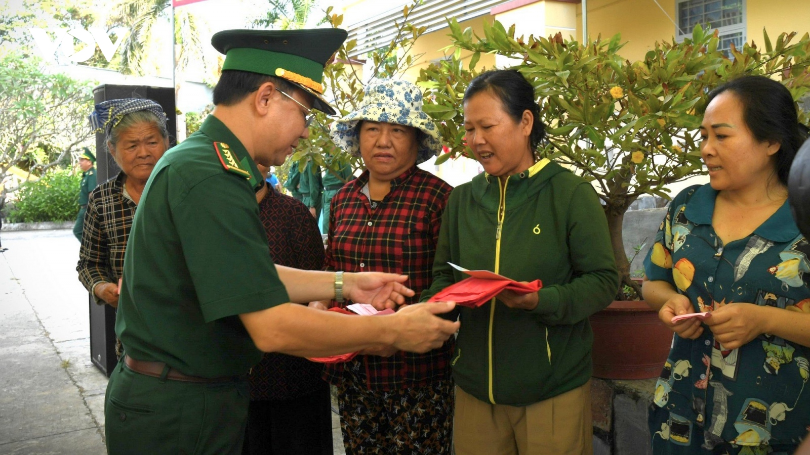 Bộ đội Biên phòng mang xuân đến với người dân vùng biên Tây Ninh