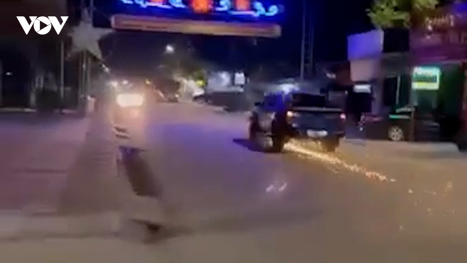 Lái ô tô vượt chốt kiểm tra nồng độ cồn, kéo lê xe của cảnh sát giao thông
