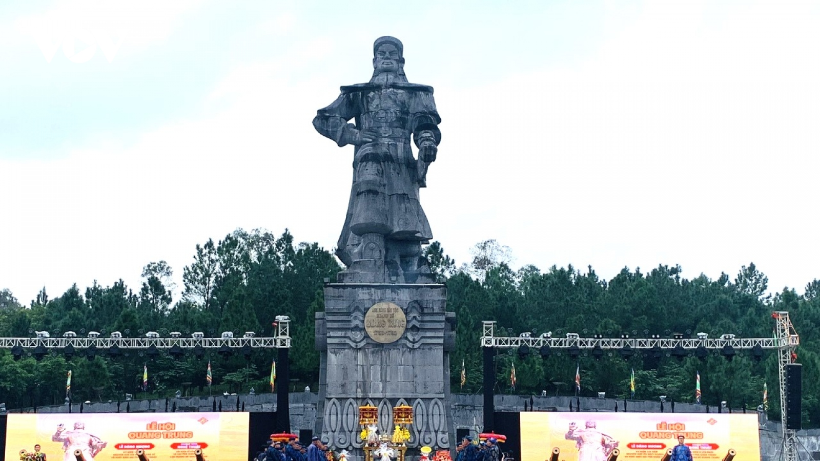 Dâng hương nhân kỷ niệm 235 năm Ngày Nguyễn Huệ lên ngôi Hoàng đế
